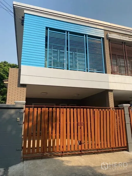 联排别墅 出租在Khlong Toei, Bangkok - 曼谷空堤区Phra Khanong联排别墅外观，蓝色百叶立面与木栅栏