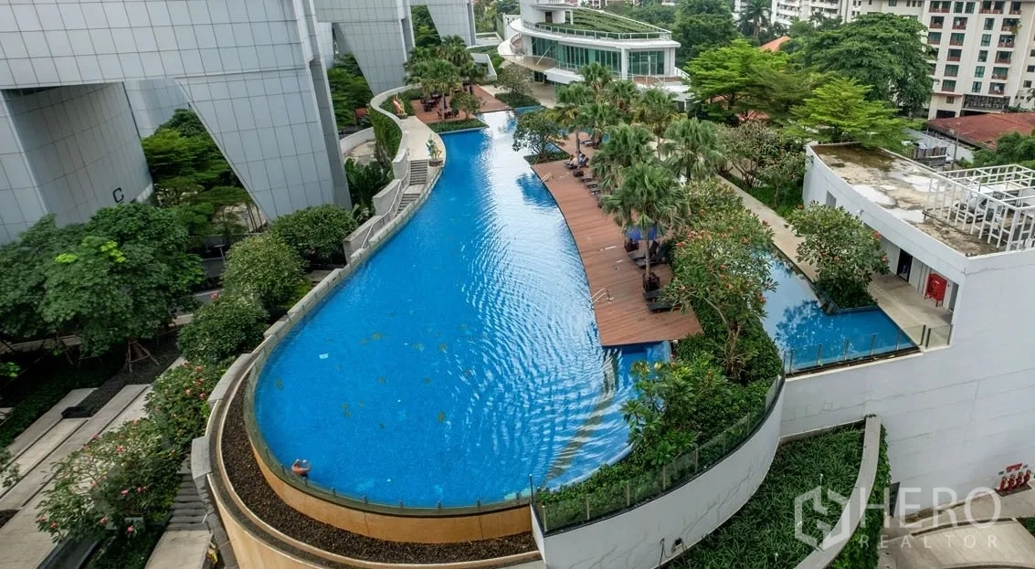 Condominium for rent or sale in Khlong Toei, Bangkok - Condominium facilities featuring a long resort-style swimming pool, sundeck and landscaped gardens.