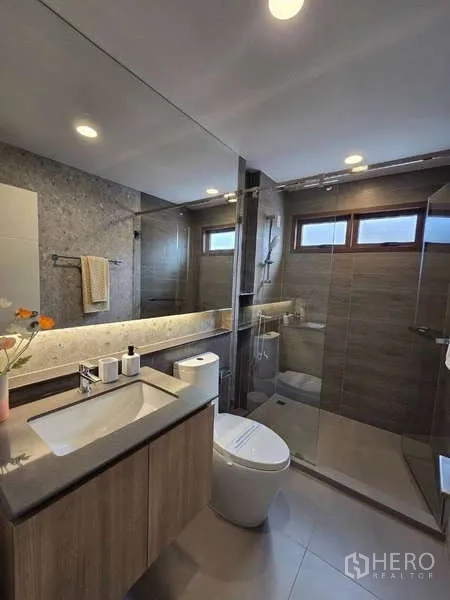 บ้าน ให้เช่าในBang Kapi, Bangkok - ห้องน้ำสมัยใหม่ กระจกยาว ฉากกั้นอาบน้ำกระจกและเรนชาวเวอร์