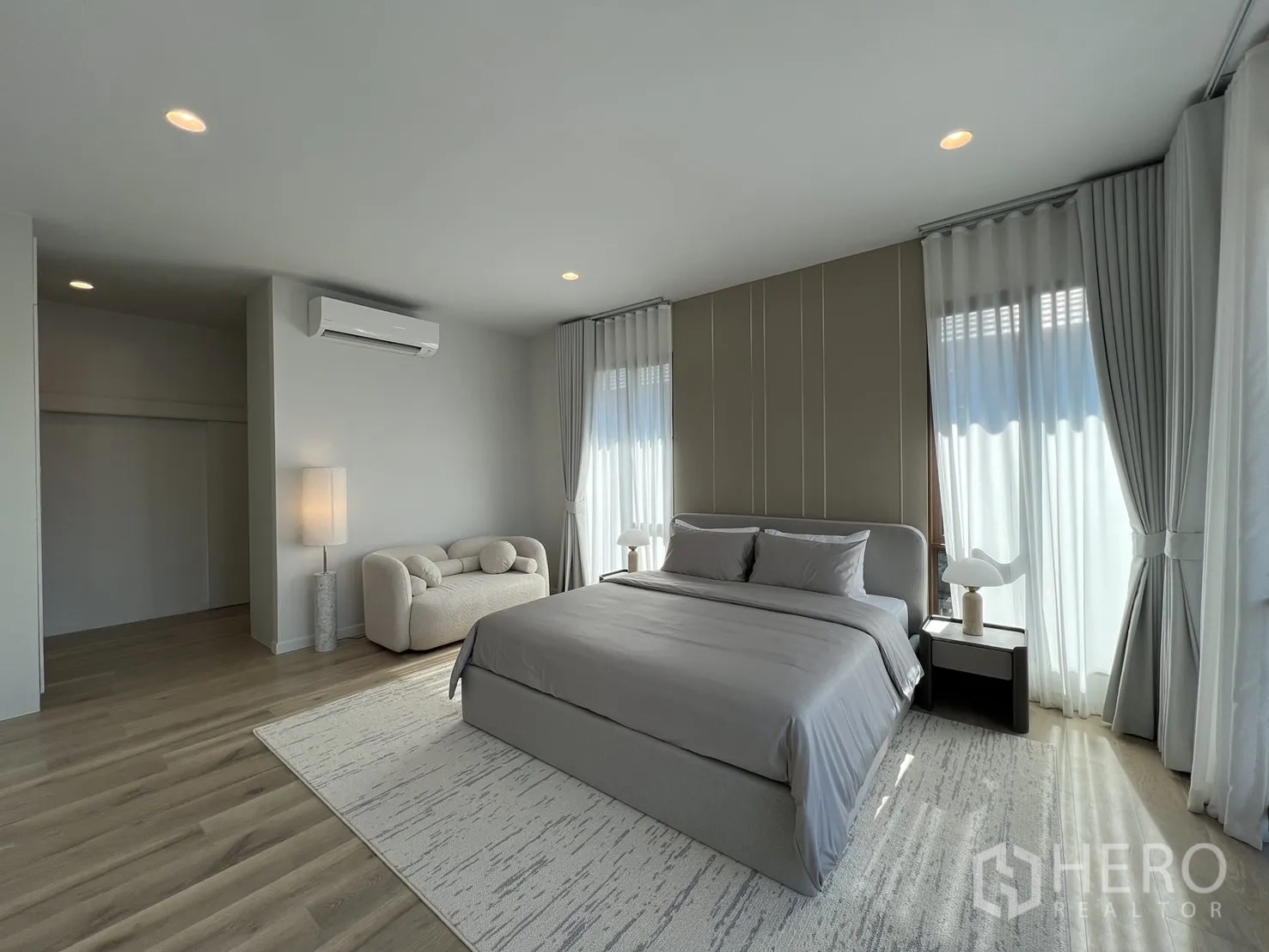 独立式住宅 出租或出售在Bang Kapi, Bangkok - 主卧一角，设沙发座位，采光充足。