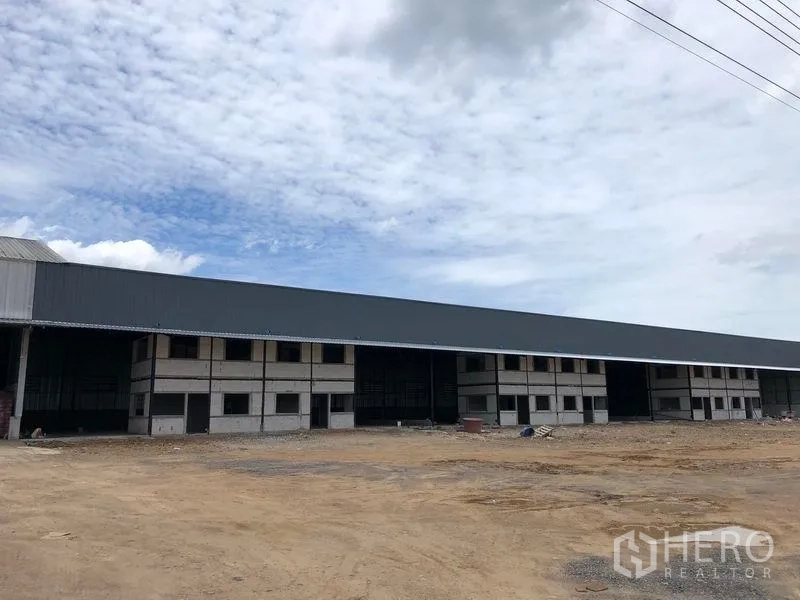 货栈 出租在Khlong Luang, Pathum Thani - 现代化仓库联排，长金属屋顶与装卸雨棚