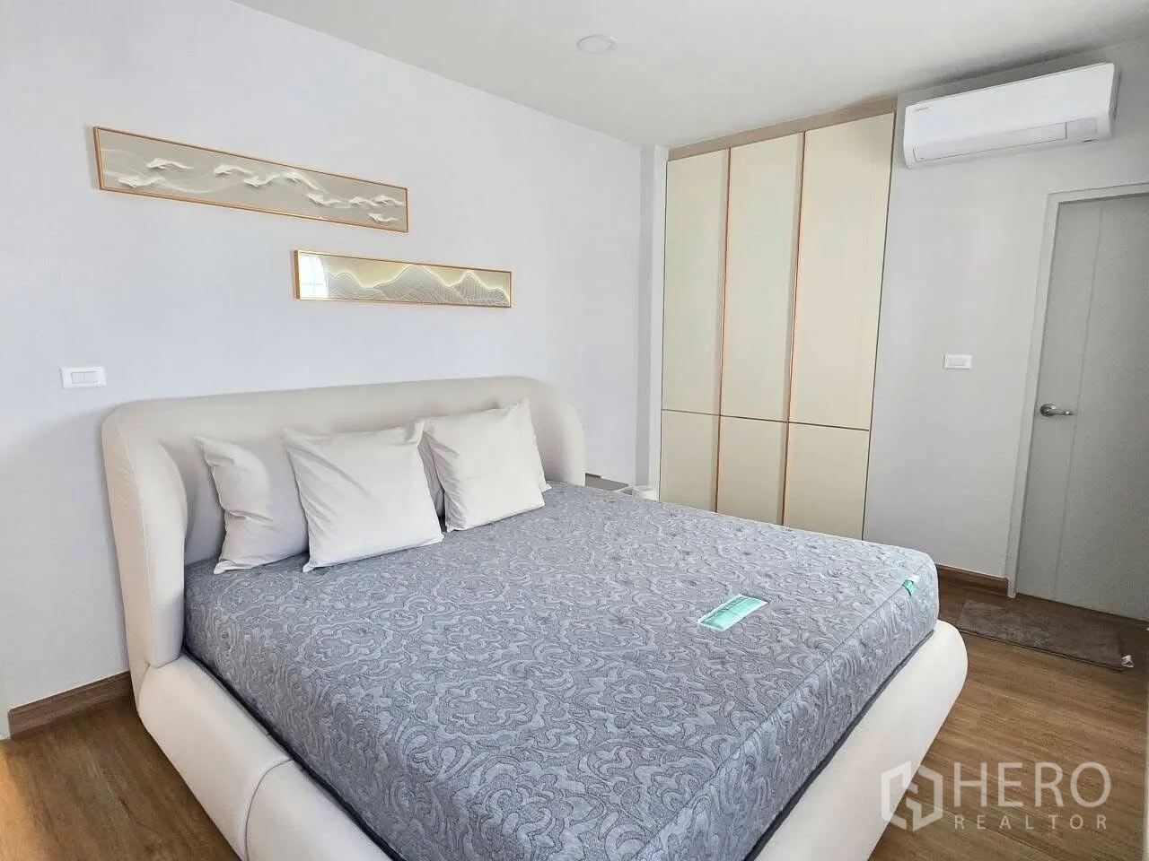Detached House for rent in Bang Phli, Samut Prakan - Minimal bedroom showing padded headboard, wardrobe, and air conditioning.