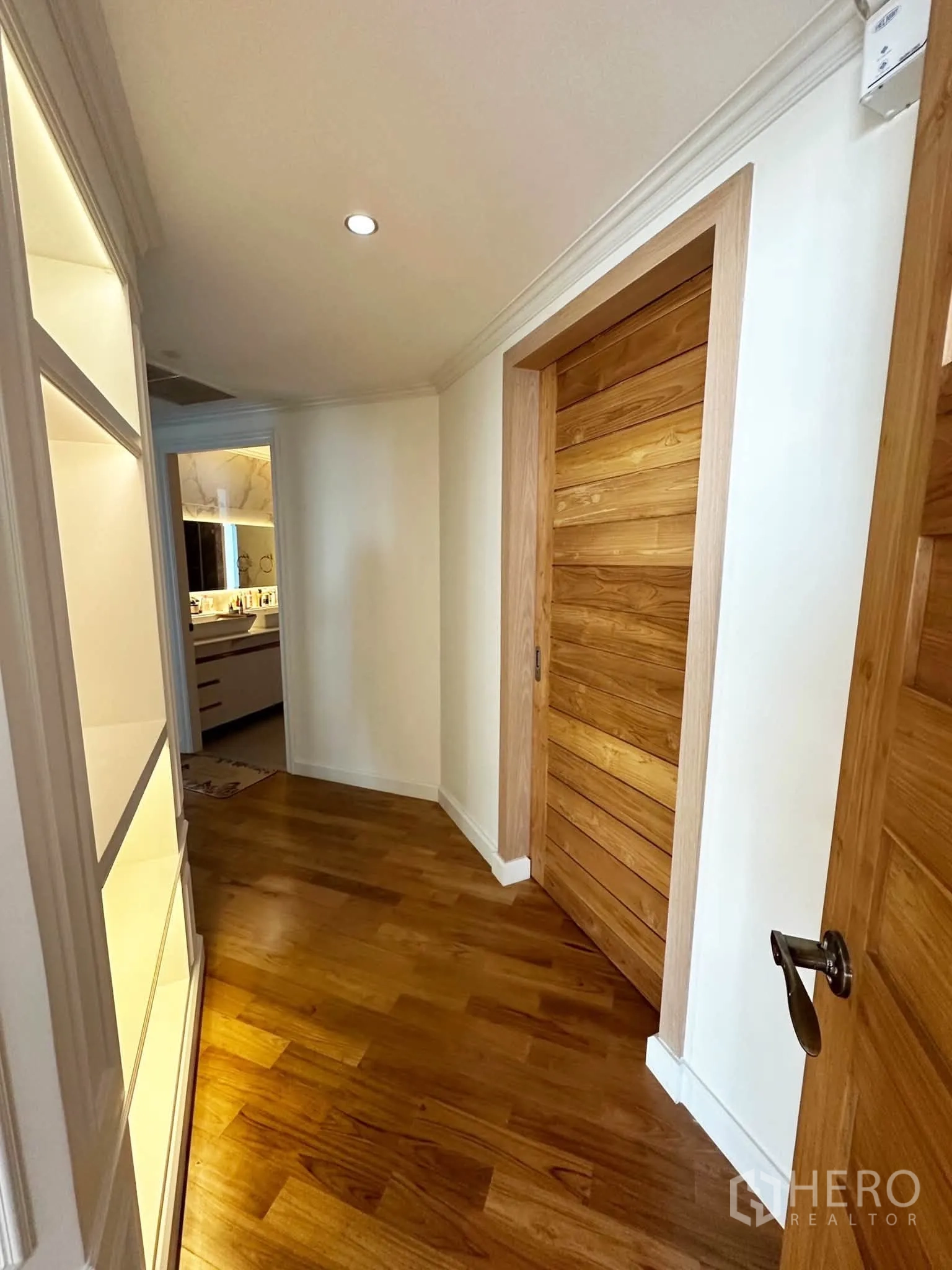 คอนโด for sale in Khlong San, Bangkok - โถงทางเดินสู่ห้องน้ำ พร้อมประตูไม้และไฟฝังฝ้า