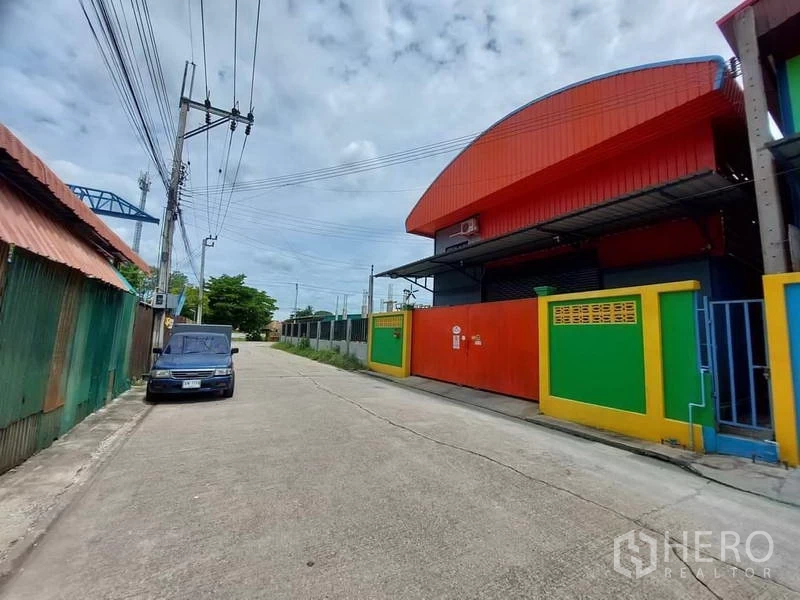 คลังสินค้า ให้เช่าหรือขายในBang Bua Thong, Nonthaburi - ถนนอุตสาหกรรมที่เงียบสงบในบางบัวทอง พร้อมด้านหน้าโกดังและที่จอดริมทาง