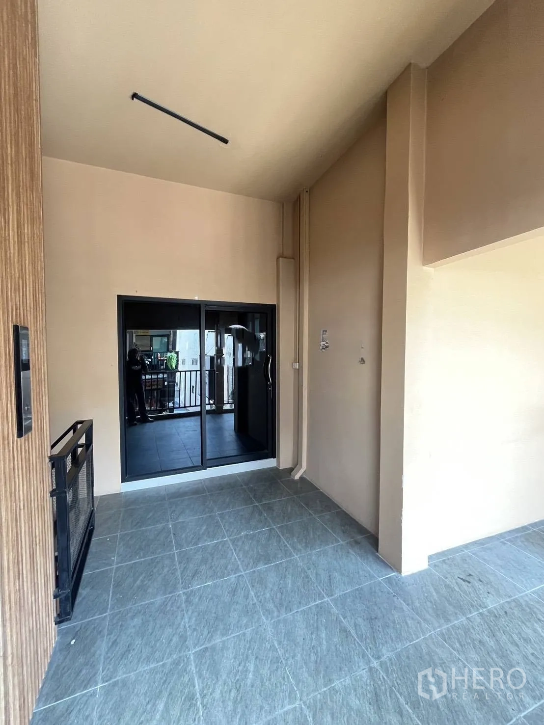 零售空间 for rent in Watthana, Bangkok - 有顶入口区，配玻璃推拉门与灰色地砖。