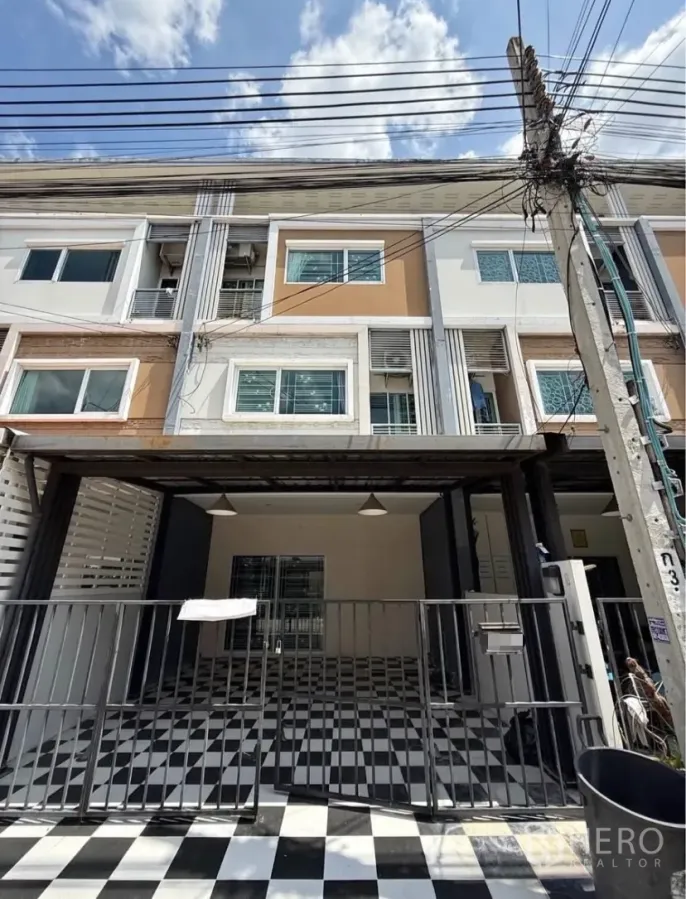 Townhouse for rent in Suan Luang, Bangkok - Three-storey townhouse facade with gated carport and checkered tiles in Suan Luang.
