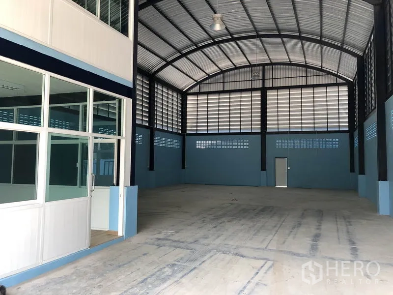 โรงงาน ให้เช่าหรือขายในBang Bua Thong, Nonthaburi - ประตูเข้าออฟฟิศชั้นล่างติดกับพื้นที่ทำงานกว้างไร้เสากลาง