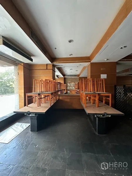 Retail Space for rent in Yan Nawa, Bangkok - Raised seating platforms with wood paneling and mirrors facing the shopfront.