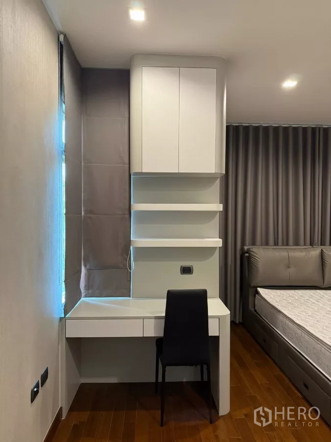 Detached House for rent in Bang Phli, Samut Prakan - Built-in study desk and open shelves next to the bed with grey curtains