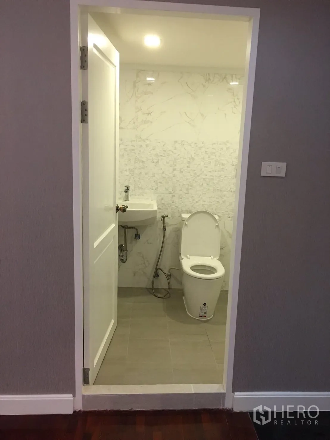 คอนโด ให้เช่าในWatthana, Bangkok - ห้องน้ำสมัยใหม่ ผนังลายหินอ่อน อ่างล้างหน้าและโถสุขภัณฑ์พร้อมสายชำระ