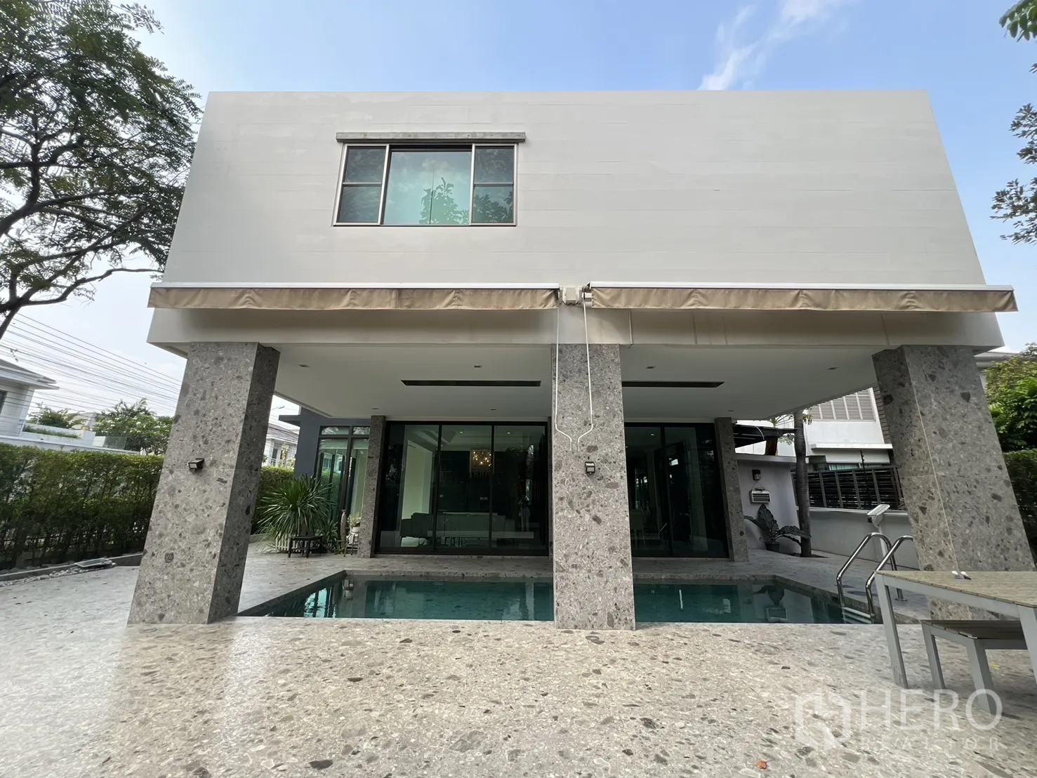 บ้านเดี่ยว for rent in Prawet, Bangkok - ด้านหลังบ้านเหนือสระพร้อมกันสาดพับได้และผนังกระจกใส