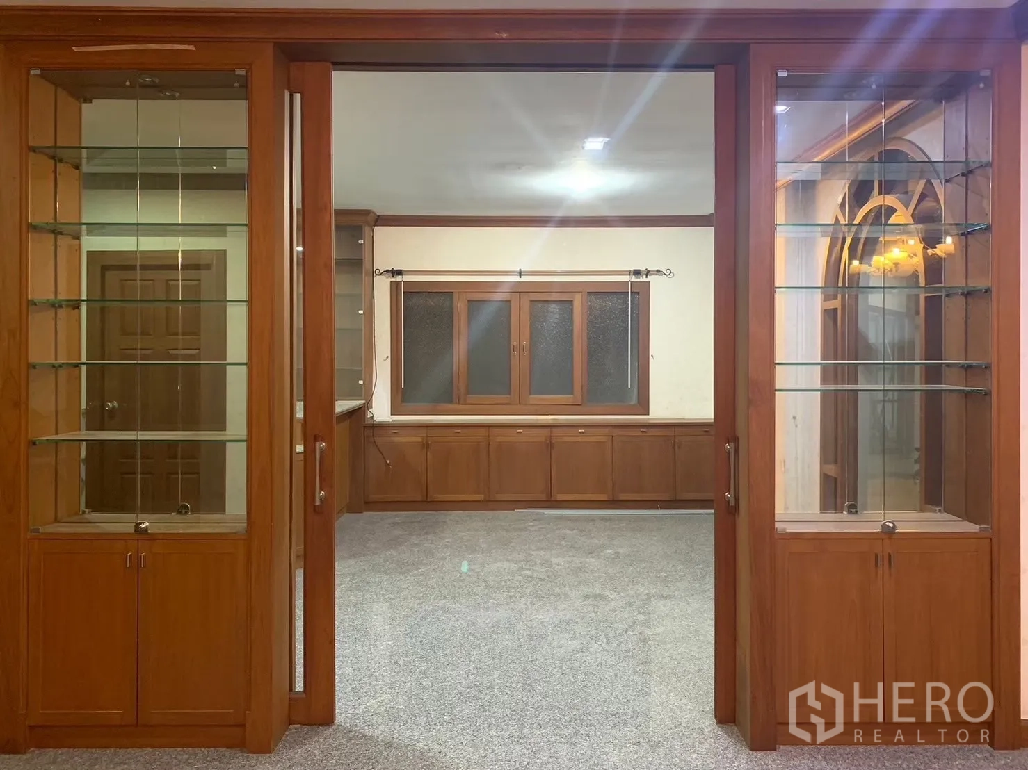Detached House for rent in Watthana, Bangkok - Sliding glass display cabinets acting as a room divider.