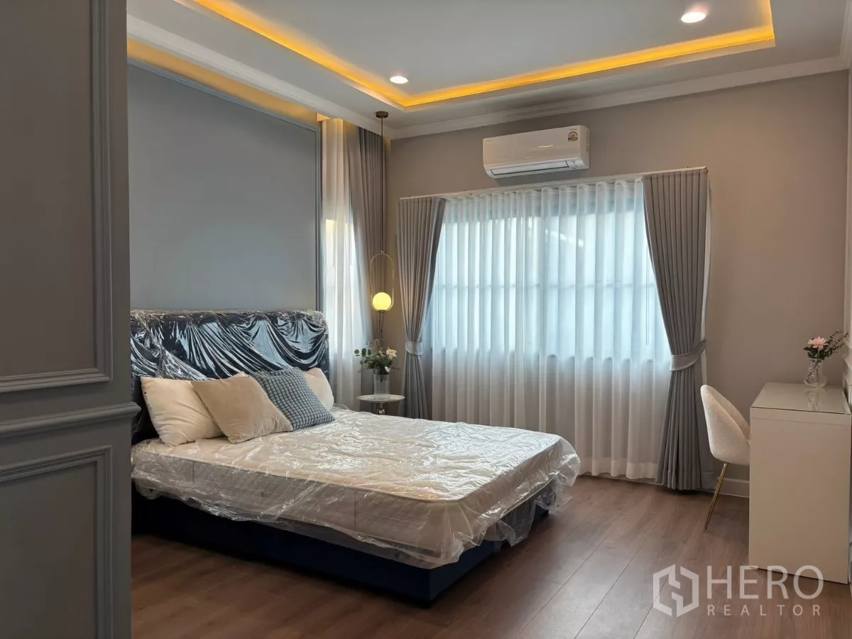 บ้าน ให้เช่าในBang Phli, Samut Prakan - ห้องนอนสว่าง ม่านรอบด้าน พร้อมมุมทำงาน.