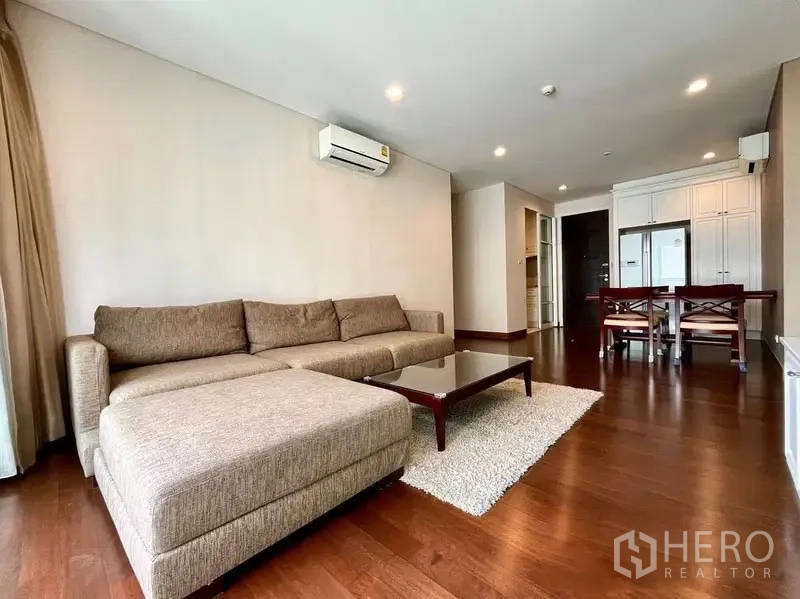 คอนโด ให้เช่าในWatthana, Bangkok - มุมนั่งเล่นพร้อมโซฟาและโต๊ะกลาง กระทบกับพื้นที่ทานอาหารด้านหลัง.