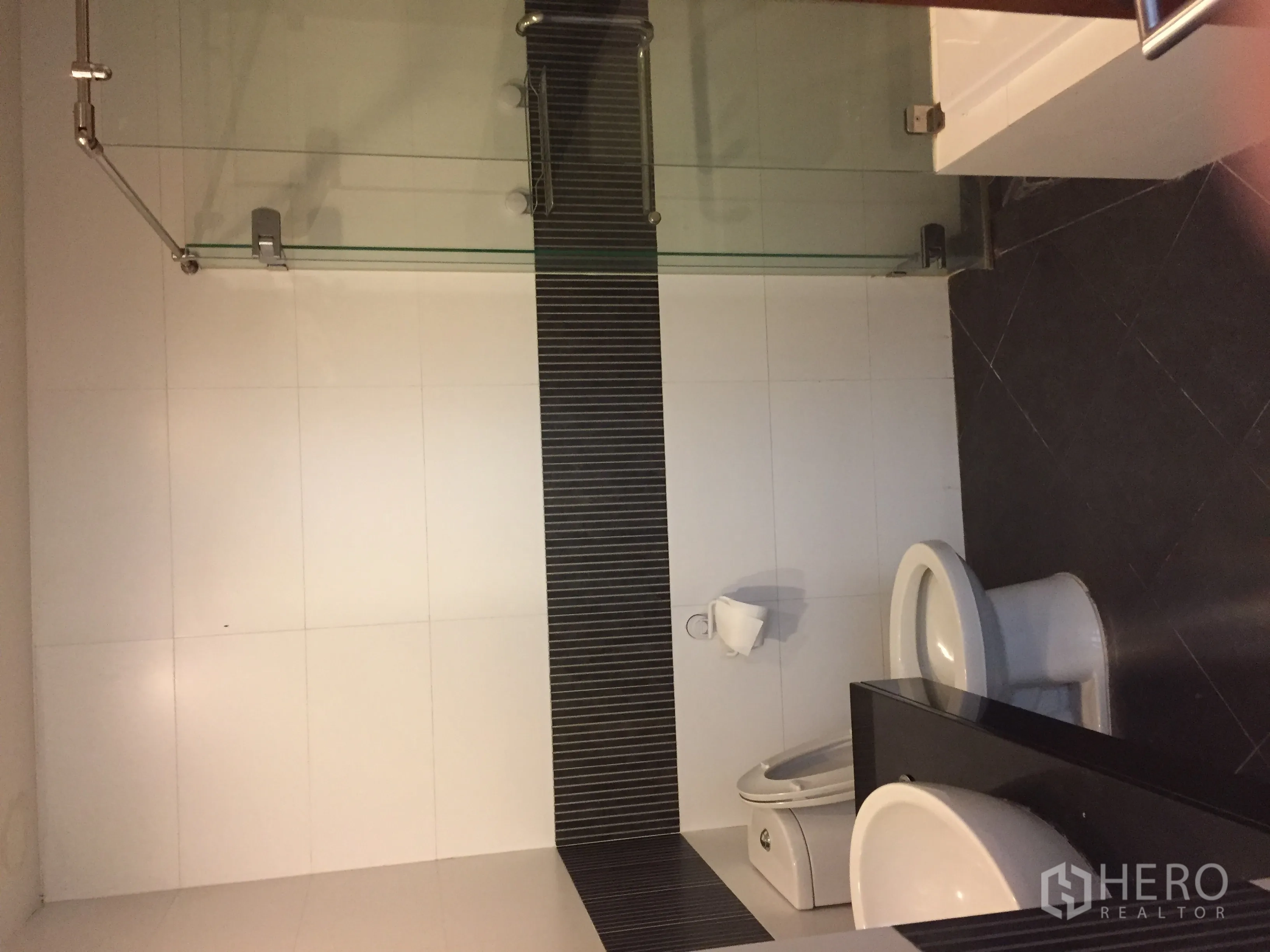 คอนโด ให้เช่าในSathon, Bangkok - ห้องน้ำสมัยใหม่พร้อมฝักบัวกระจก กระเบื้องขาวและแถบสีดำ