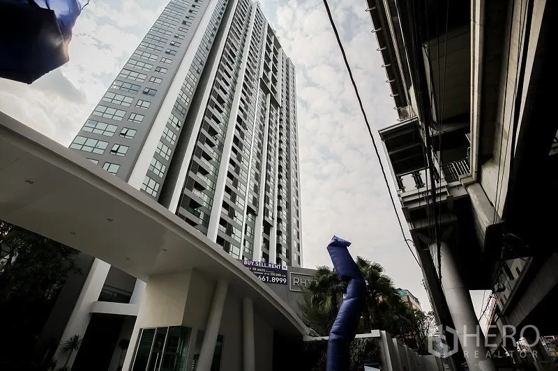 Condominium for rent or sale in Khlong Toei, Bangkok - High‑rise condominium exterior beside the BTS Skytrain in Khlong Toei.