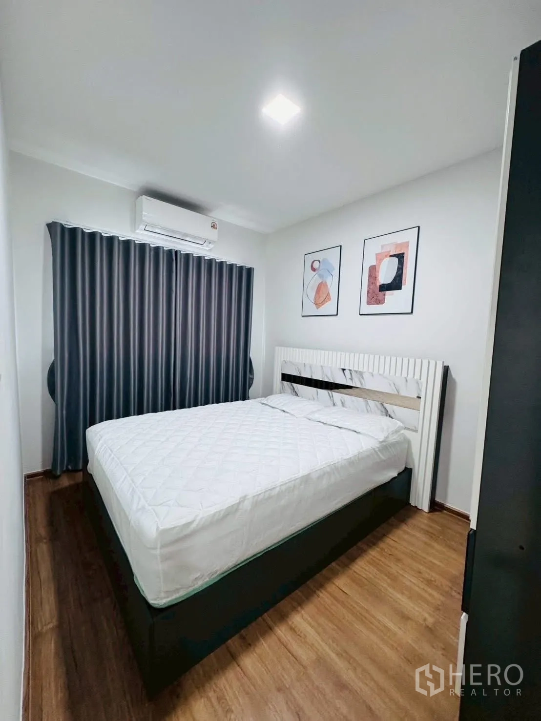 ทาวน์เฮาส์ for rent in Bang Phli, Samut Prakan - ห้องนอนขนาดกะทัดรัด เตียงคู่ พื้นไม้ ผ้าม่านทึบ และเครื่องปรับอากาศติดผนัง