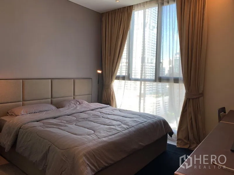 คอนโด ให้เช่าในWatthana, Bangkok - ห้องนอนหลักโทนอบอุ่น หน้าต่างใหญ่ ผ้าม่านทึบ พร้อมวิวเมือง