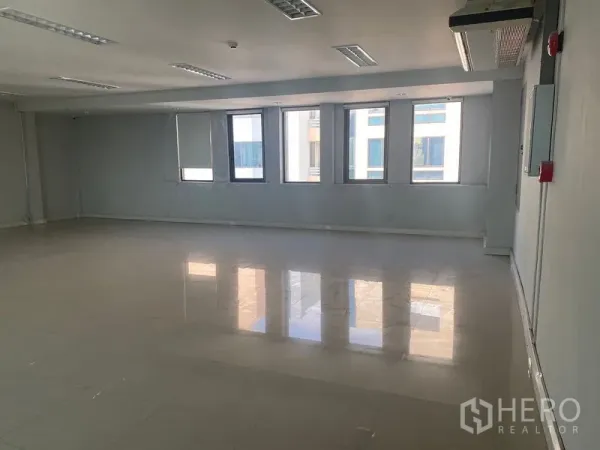 Office Space for rent in Bang Na, Bangkok - Spacious open-plan office with polished tile floors, multiple windows and ceiling fluorescent lighting.
