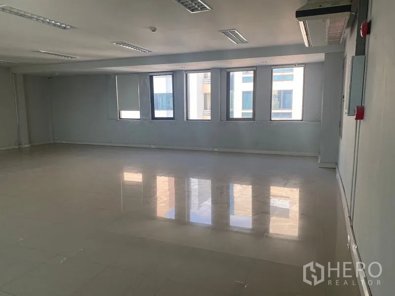 Office Space for rent in Bang Na, Bangkok - Spacious open-plan office with polished tile floors, multiple windows and ceiling fluorescent lighting.
