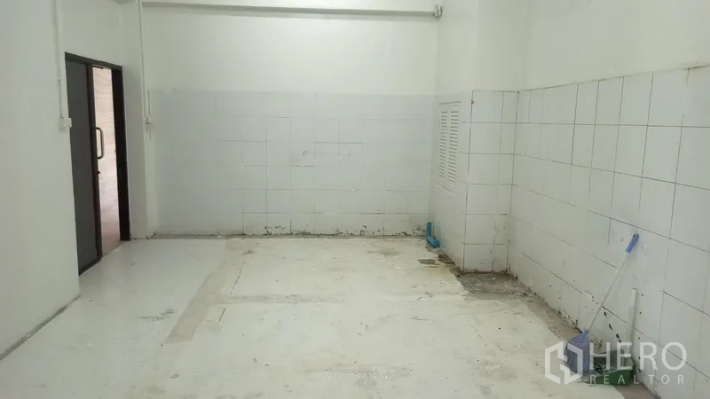 零售空间 出租在Bang Rak, Bangkok - 后场瓷砖房，可作仓储或预处理区，配推拉门。