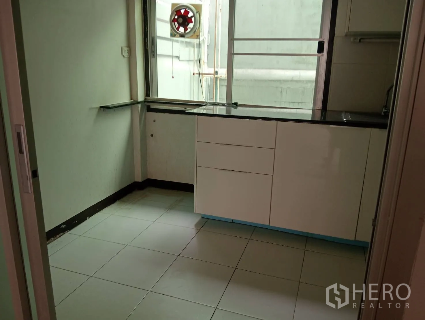 带办公室的家 出租在Khlong Toei, Bangkok - 小厨房，白色橱柜、黑色台面与排风扇窗