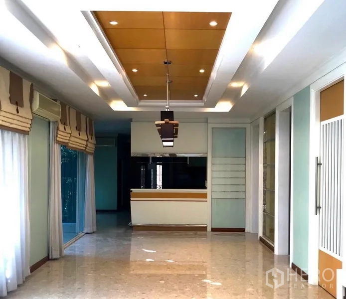 บ้าน ให้เช่าหรือขายในBang Na, Bangkok - โซนทานอาหารฝ้าหลุมไฟดาวน์ไลต์และประตูกระจกเลื่อน