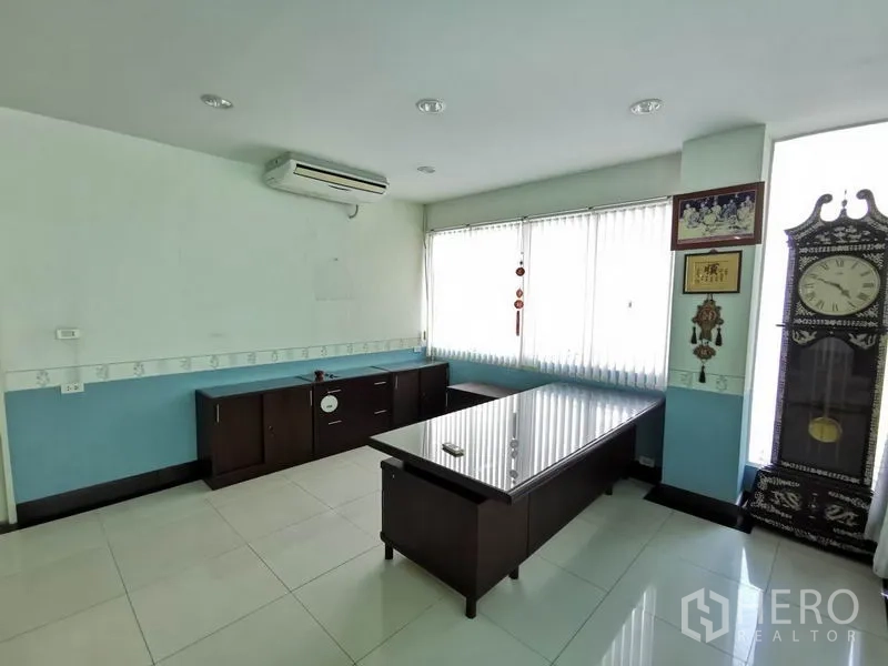 办公空间 出租在Khlong San, Bangkok - 高管转角办公室，大书桌、矮柜与高大座钟。