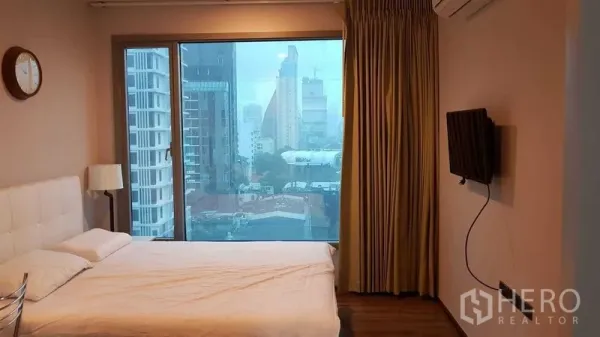 คอนโด ขายในWatthana, Bangkok - ห้องนอนหน้าต่างบานใหญ่ วิวเมือง พร้อมทีวีติดผนังและผ้าม่าน