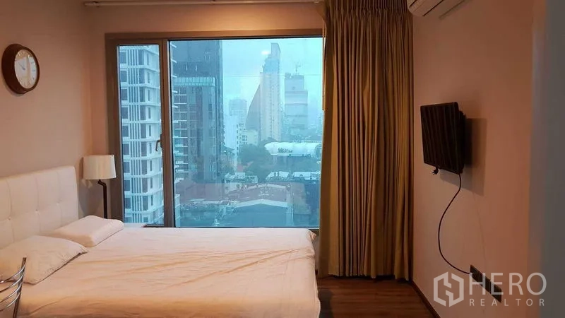 คอนโด ขายในWatthana, Bangkok - ห้องนอนหน้าต่างบานใหญ่ วิวเมือง พร้อมทีวีติดผนังและผ้าม่าน