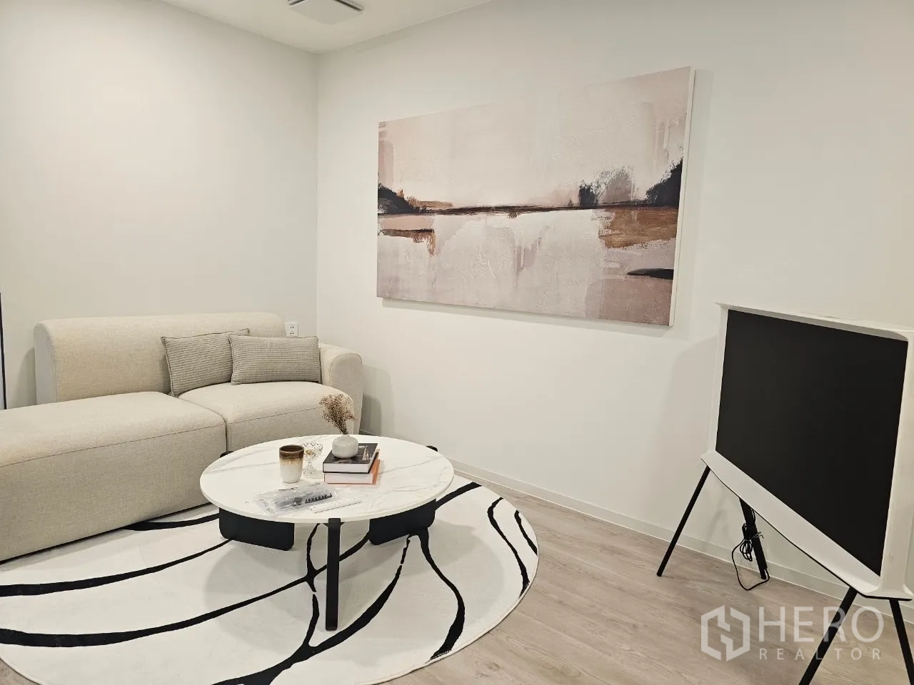 Detached House for rent in Saphan Sung, Bangkok - Small family lounge with chaise sofa and round marble coffee table.