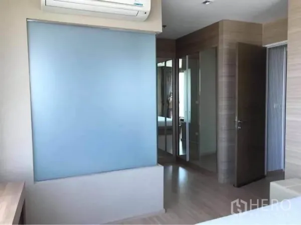 Condominium for rent or sale in Phaya Thai, Bangkok - Bedroom entry with frosted glass partition and mirrored wardrobes.