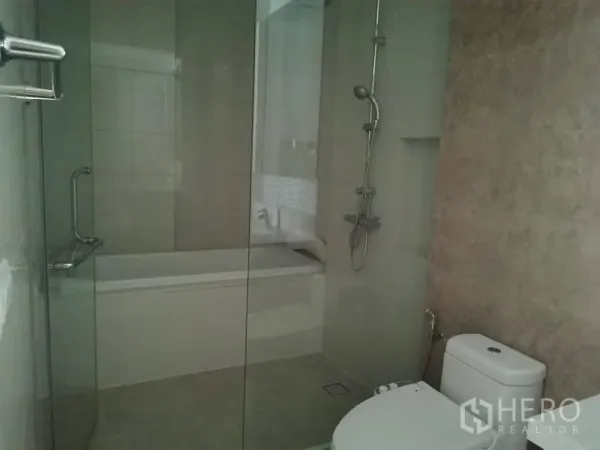 คอนโด ให้เช่าในKhlong Toei, Bangkok - ห้องน้ำร่วมสมัยพร้อมตู้ shower กระจก อ่างอาบน้ำ และสุขภัณฑ์ ในคอนโดเขตคลองเตย กรุงเทพฯ