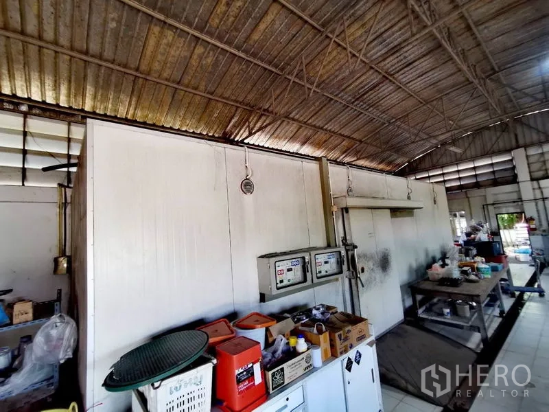 货栈 出售在Pathum Thani - 仓库内另一角度的冷库与备料区，配有货架和设备。