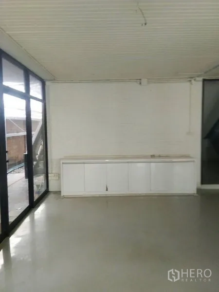 带办公室的家 出租在Huai Khwang, Bangkok - 白色内置柜的茶水间，旁有落地玻璃门