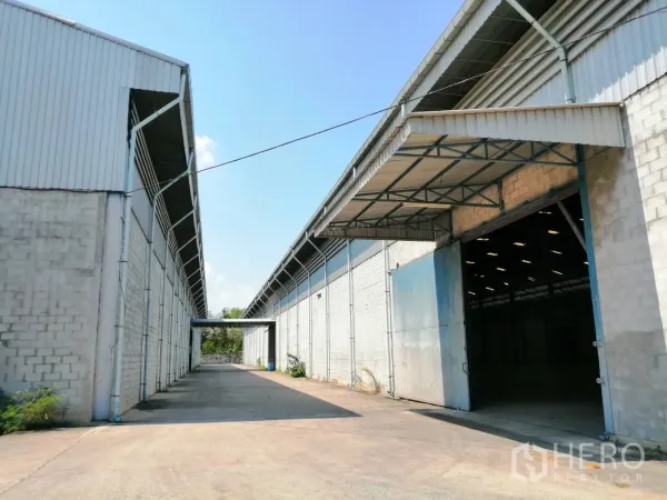คลังสินค้า ให้เช่าในChaloem Phra Kiat, Saraburi - ทางสัญจรระหว่างอาคารโกดังสองหลัง มีหลังคากันสาดจุดขนถ่าย รองรับรถบรรทุก