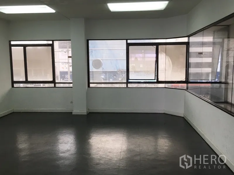 สำนักงาน for ในHuai Khwang, Bangkok - ห้องทำงานมีหน้าต่างกว้างรับแสงธรรมชาติและเห็นวิวเมือง