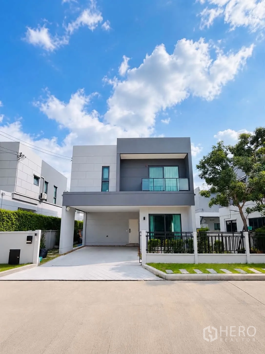 独栋房屋 for rent in Bang Phli, Samut Prakan - 现代两层外立面，带有顶车位与前草坪。