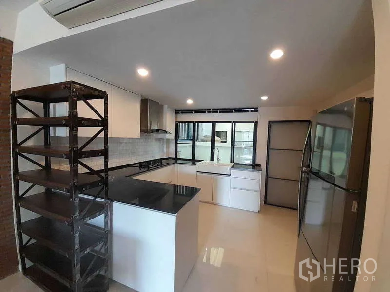 联排别墅 出租在Khlong Toei, Bangkok - 完整厨房视角，黑色台面、农庄水槽、冰箱