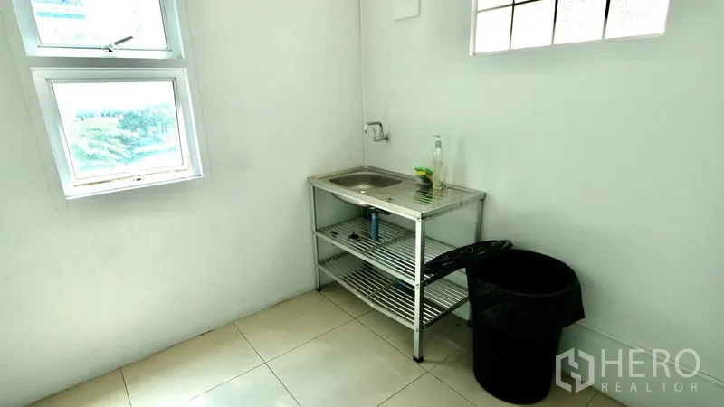 办公空间 出租在Bang Rak, Bangkok - 办公室茶水间，配不锈钢水槽、窗户与瓷砖地面。