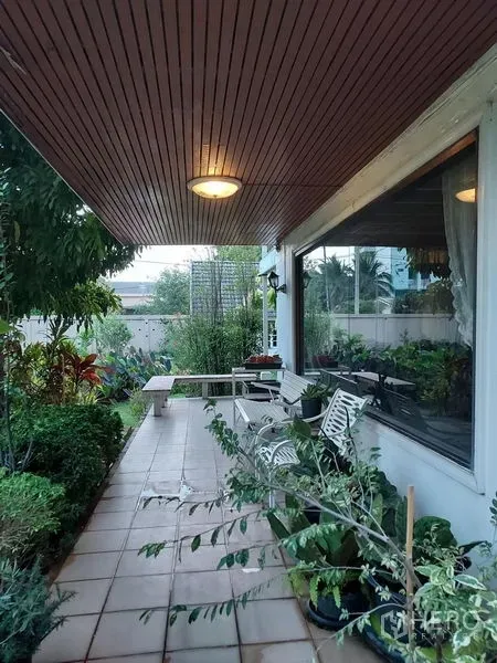 บ้าน ให้เช่าในMueang Samut Prakan, Samut Prakan - ระเบียงปูกระเบื้องพร้อมม้านั่ง หน้าต่างบานใหญ่ มองเห็นสวน