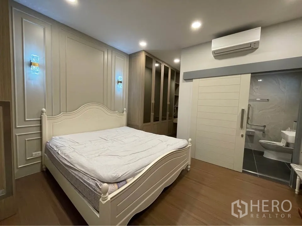 独栋房屋 for rent or sale in Bang Phli, Samut Prakan - 卧室配内置衣柜及滑门连接的套内卫生间。