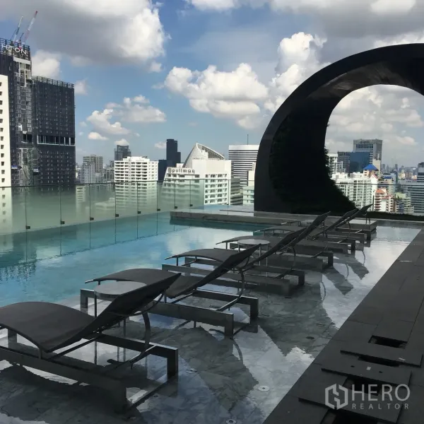 คอนโด ให้เช่าหรือขายในWatthana, Bangkok - สระว่ายน้ำอินฟินิตี้บนดาดฟ้าพร้อมเตียงอาบแดดและวิวสกายไลน์กรุงเทพฯ หลังรั้วกระจกใส
