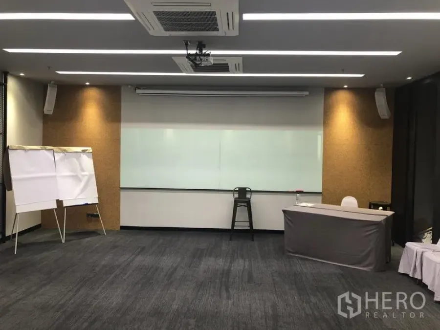办公空间 出租在Khlong Toei, Bangkok - 曼谷空堤区近BTS帕卡隆的现代服务式办公室会议室，配有整面白板、吊顶投影与翻页板及地毯地面。