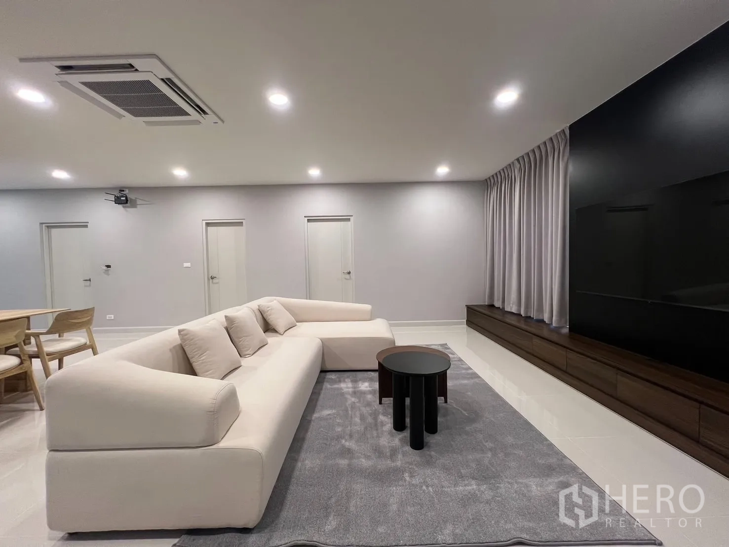 บ้าน ให้เช่าในBang Phli, Samut Prakan - ผนังทีวีบิลท์อินยาว ผ้าม่านเต็มผนัง และไฟฝังฝ้า