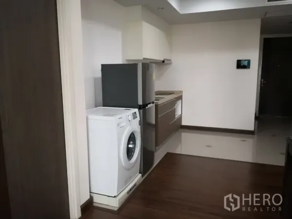 公寓 出租在Sathon, Bangkok - 紧凑厨房，含洗衣机、冰箱与橱柜，适合单身或情侣