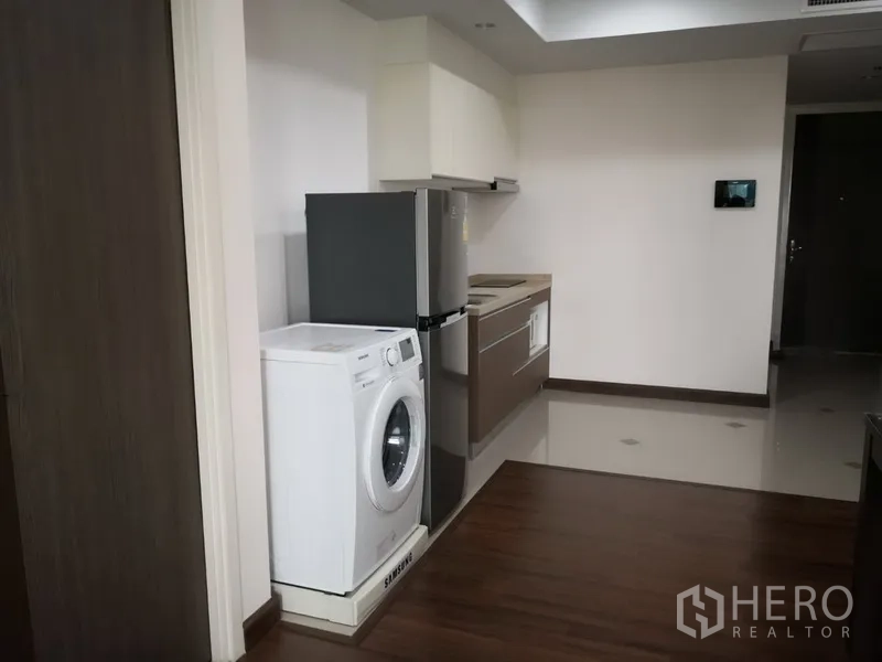 公寓 出租在Sathon, Bangkok - 紧凑厨房，含洗衣机、冰箱与橱柜，适合单身或情侣