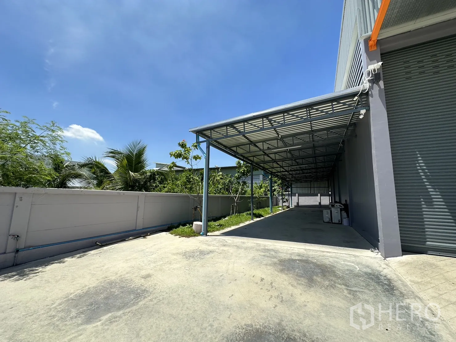 工厂 出售在Lam Luk Ka, Pathum Thani - 厂房侧边长雨棚装卸/停车位。