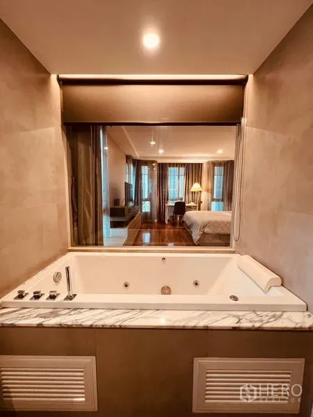带办公室的家 出租在Khlong Toei, Bangkok - 大理石边按摩浴缸，带可观卧室的窗，现代化卫浴。