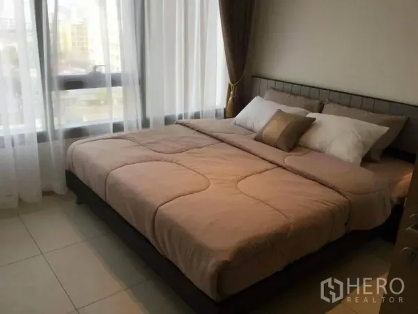 公寓 出租在Watthana, Bangkok - 第二卧室带转角窗与城市景观，米色床品。